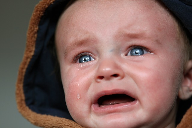 赤ちゃんが泣き止まない時は放置でも大丈夫？寝ぐずりの時の原因と対策