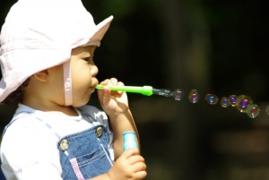 すごく簡単！割れにくいシャボン玉液の作り方。自分で作れば買わなくて済みます。