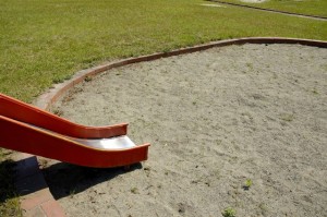 子どもの砂遊びは危険？公園での砂場遊び、いつからなら大丈夫？