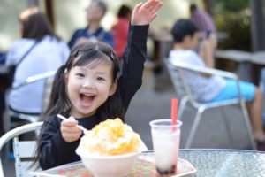 かき氷、いつから子どもに与えても大丈夫？胃腸を冷やすのでは、と心配ですよね