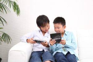 子どもがゲームに熱中してしまう。きちんとルールを決めましょう。