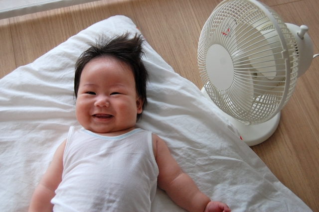 サーキュレーターと扇風機の違いは？赤ちゃんがいる家庭はどちらを選べばいいの？