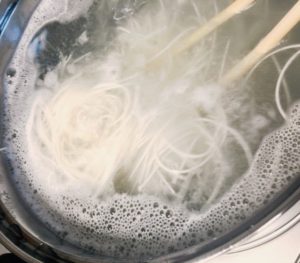 ビックリ水 を使った美味しいそうめんのゆで方。